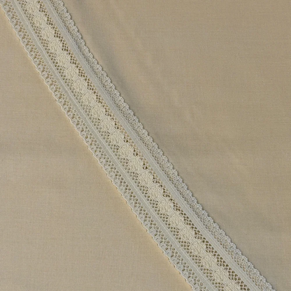 Vintage, 72” Round Ivory Tablecloth with Lace Trim. Great Condition. MBRN